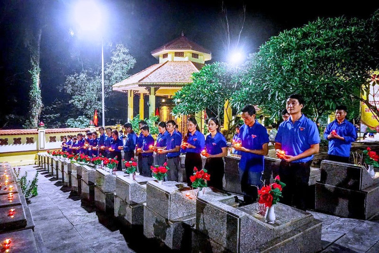 Tuổi trẻ thành phố Sầm Sơn thắp nến tri ân liệt sĩ.