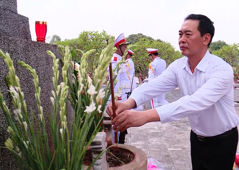 Phó Bí thư Tỉnh ủy Thanh Hóa Trịnh Tuấn Sinh viếng các liệt sĩ tại Nghĩa trang liệt sĩ huyện Nga Sơn.