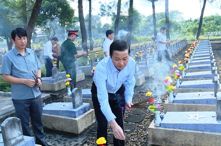 Đồng chí Đỗ Minh Tuấn, Chủ tịch Ủy ban nhân dân tỉnh Thanh Hóa cùng các đại biểu dâng hương, tưởng niệm liệt sĩ.