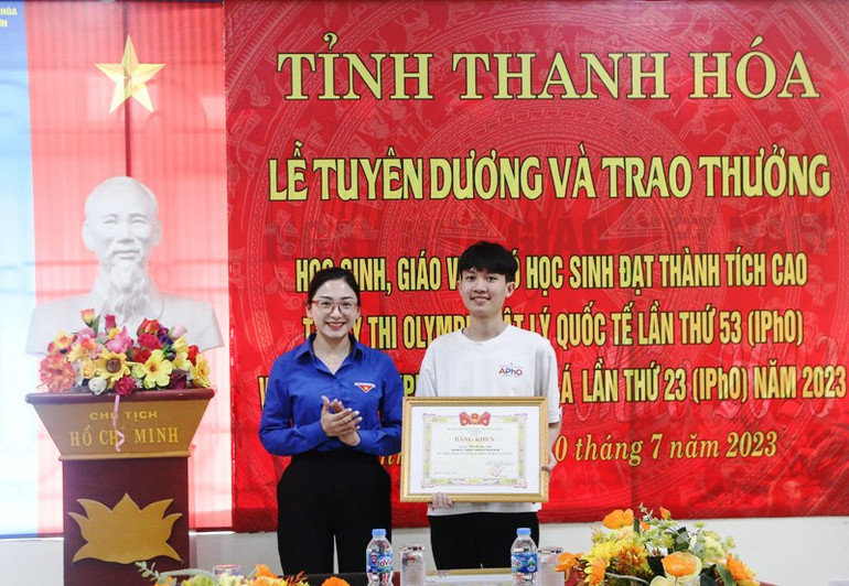 Tỉnh đoàn Thanh Hóa tặng Bằng khen cho học sinh đoạt giải Olympic quốc tế.