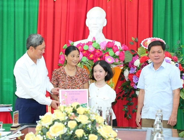 Lãnh đạo thành phố Thanh Hóa trao tặng quà cho cô giáo Lê Thị Thắm.
