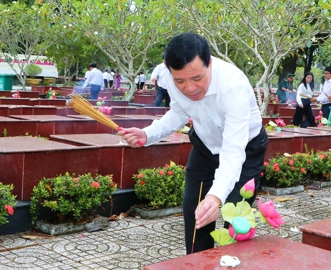 Đồng chí Lại Thế Nguyên, Phó Bí thư Thường trực Tỉnh ủy, Trưởng đoàn đại biểu Quốc hội tỉnh Thanh Hóa dâng hương trước mộ phần liệt sĩ.