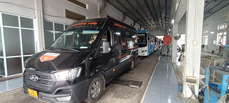 Trung tâm đăng kiểm xe cơ giới 17-01D dành riêng một luồng để kiểm định cho xe khách, xe tải phục vụ sản xuất và đời sống nhân dân.