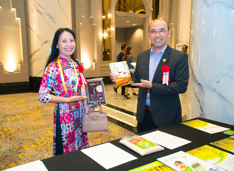 Một số sản phẩm của ThaiBinh Seed như: Gạo niêu vàng, tám A Sào, lứt tím trưng bày tại sự kiện “Thương hiệu mạnh Asean-Asean Brand Award 2023”.