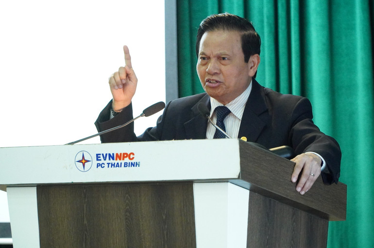 Tiến sĩ Lê Doãn Hợp trực tiếp truyền đạt nhiều nội dung về chuyển đổi số cho các doanh nghiệp.