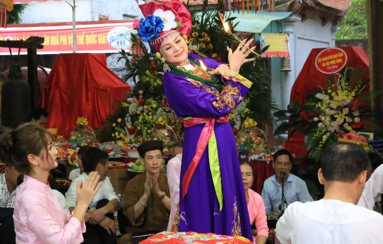 Hầu đồng - Nghi lễ quan trọng trong thực hành tín ngưỡng thờ Mẫu tại Lễ hội Tiên La.