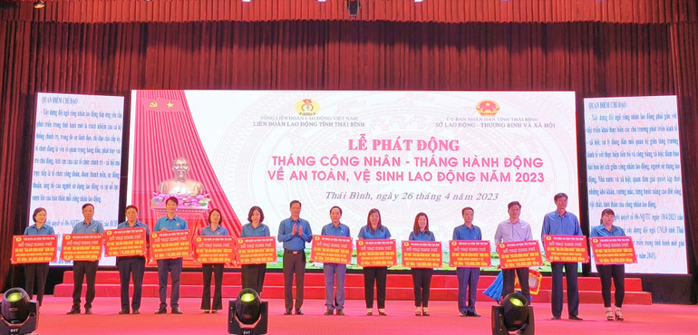 Liên đoàn Lao động tỉnh Thái Bình trao biểu trưng hỗ trợ 42 nhà “Mái ấm Công đoàn” cho 42 đoàn viên, người lao động có hoàn cảnh khó khăn.