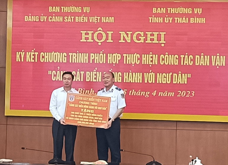 Đại diện lãnh đạo Cảnh sát biển Việt Nam trao biểu trưng tặng 200 suất quà cho gia đình chính sách, đồng bào tôn giáo và ngư dân có hoàn cảnh khó khăn tỉnh Thái Bình.