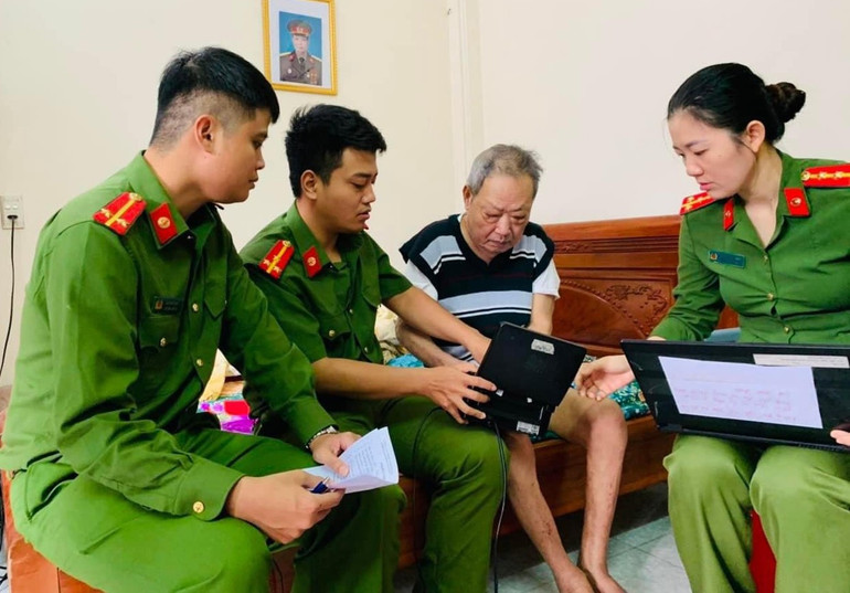 Công an tỉnh Thái Bình làm căn cước công dân gắn chíp tại nhà cho người dân.