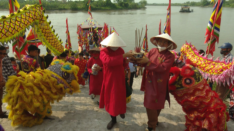 Rước nước thiêng và linh vị Đức Thánh Mẫu là một trong những nghi thức không thể thiếu trong lễ hội Tiên La, huyện Hưng Hà (tỉnh Thái Bình).