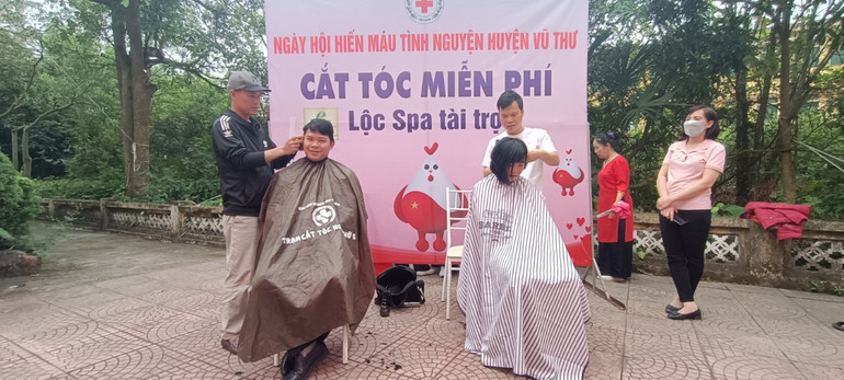 Hoạt động cắt tóc miễn phí tại Ngày hội hiến máu tình nguyện 7/4.