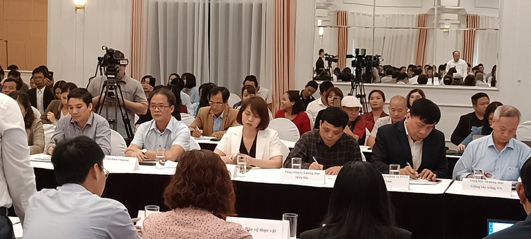 Các đại biểu băn khoăn về chính sách hạn điền hiện nay đang cản trở sản xuất nông nghiệp đại điền. Các đại biểu băn khoăn về chính sách hạn điền hiện nay đang cản trở sản xuất nông nghiệp đại điền.