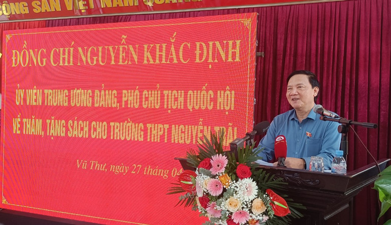 Phó Chủ tịch Quốc hội Nguyễn Khắc Định phát biểu tại buổi trao tặng sách.