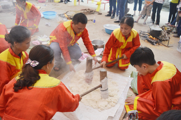 Nét đặc trưng trong Lễ hội Tiên La là cuộc thi giã bánh dày.