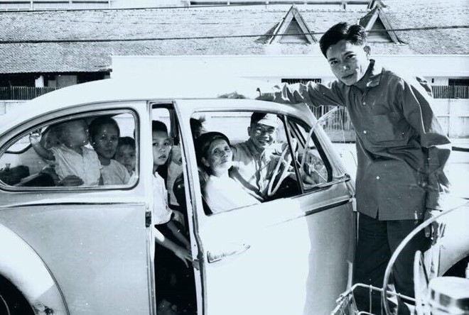 Sau khi giải phóng miền Nam, thống nhất đất nước, năm 1975, đồng chí Lai đã lái chiếc xe trên đi đón mẹ và gia đình từ quê hương Thái Bình vào thăm. (Ảnh gia đình cung cấp)