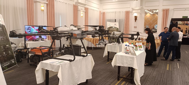 Các doanh nghiệp giới thiệu mẫu máy bay nông nghiệp đáp ứng mô hình sản xuất lớn hiện nay. Các doanh nghiệp giới thiệu mẫu máy bay nông nghiệp đáp ứng mô hình sản xuất lớn hiện nay.