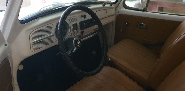 Nội thất chiếc xe huyền thoại còn khá nguyên vẹn.