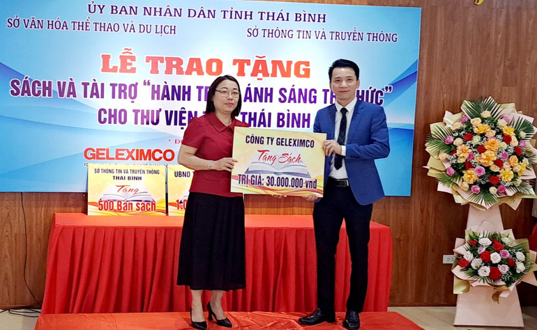 Công ty Geleximco tặng sách trị giá 30 triệu đồng cho Thư viện tỉnh Thái Bình.