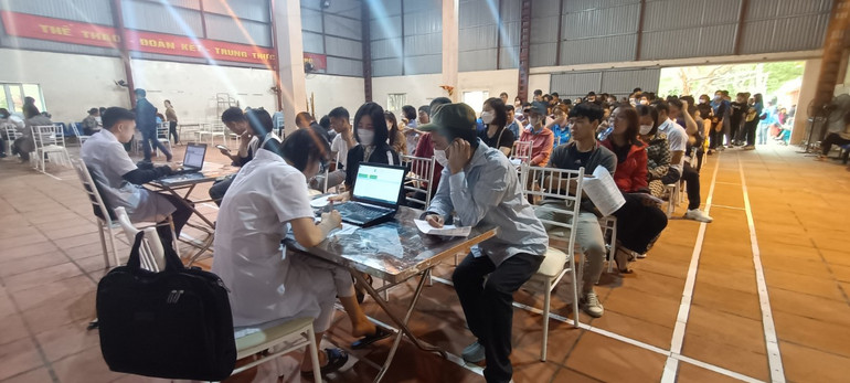 Hơn 400 người thuộc cơ quan công an, quân đội, y tế, thanh niên, hội phụ nữ trên địa bàn huyện Vũ Thư đăng ký tham gia hiến máu tình nguyện.