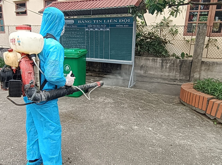Thực hiện tiêu độc, khử trùng Trong trường tiểu học và trung học cơ sở Thái Xuyên, huyện Thái Thụy (tỉnh Thái Bình).