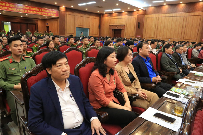 Các đại biểu tham dự Lễ phát động cuộc thi trắc nghiệm trên Internet tìm hiểu về Đề án 06 của Chính phủ.