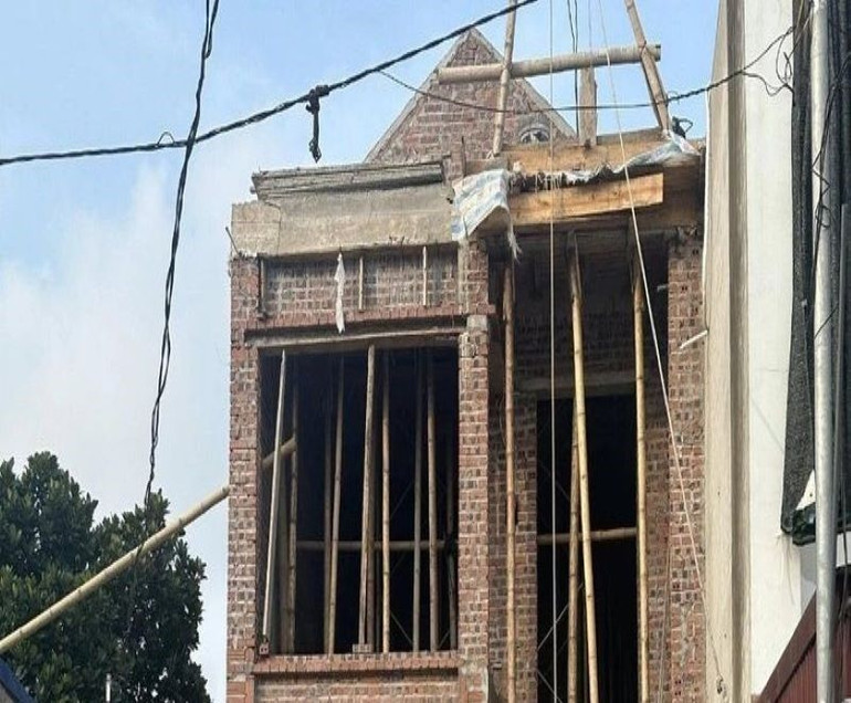 Ngôi nhà 2 tầng ở xã Hồng Lý (huyện Vũ Thư), nơi xảy ra tai nạn lao động làm 3 người thương vong sáng ngày 30/5 vừa qua.