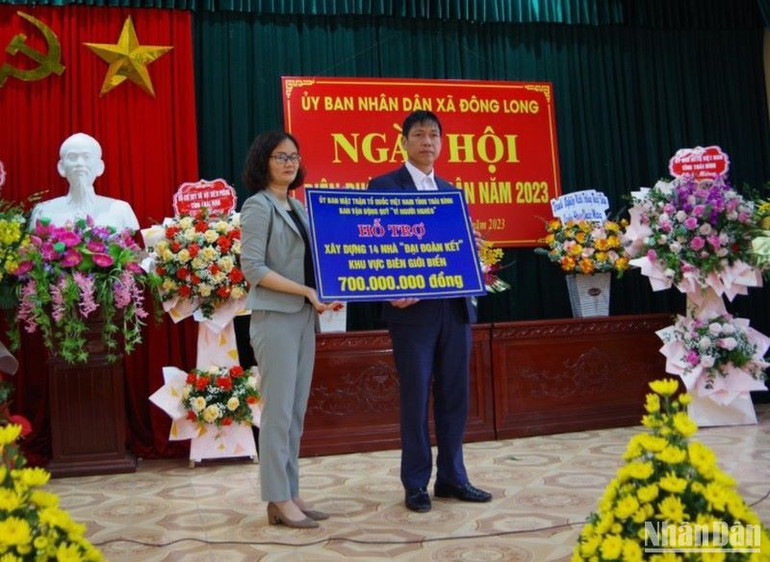 Ủy ban Mặt trận Tổ quốc Việt Nam tỉnh Thái Bình tặng kinh phí hỗ trợ xây dựng nhà "Đại đoàn kết" khu vực biên giới biển.