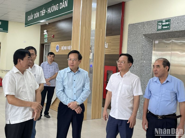 Thứ trưởng Y tế Lê Đức Luận (thứ 3 từ phải qua) đánh giá cao bước phát triển toàn diện của Bệnh viện đa khoa huyện Tiền Hải trong thời gian gần đây.