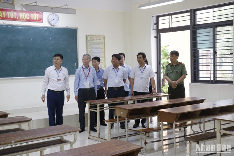 Các phòng thi được bố trí bàn ghế thông thoáng, bảo đảm khoảng cách quy định cho thí sinh làm bài.