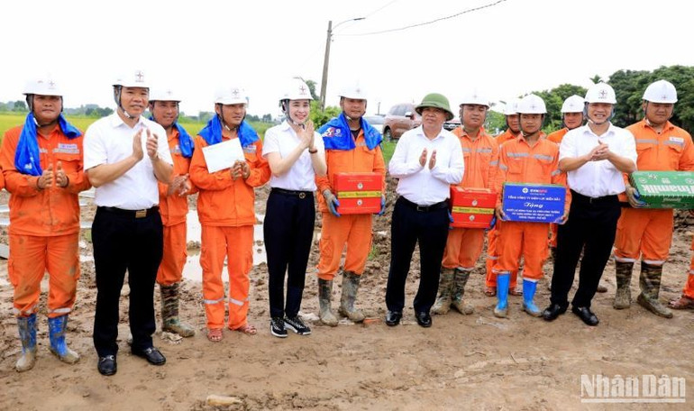 Lãnh đạo Tổng công ty Điện lực miền Bắc và Ủy ban nhân dân tỉnh Thái Bình tặng quà động viên cán bộ, kỹ sư trên công trường thi công.
