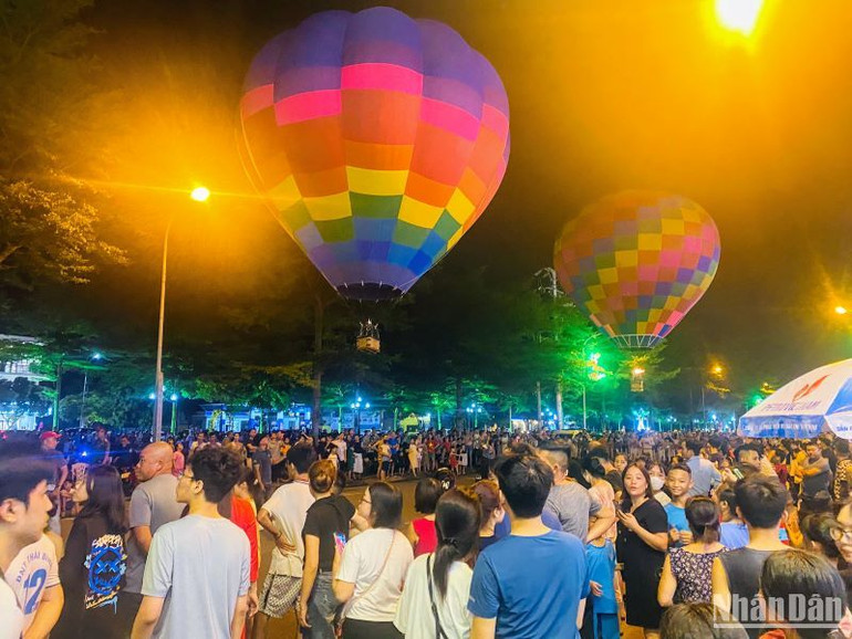 Trình diễn khinh khí cầu tại Tuần du lịch tỉnh Thái Bình được tổ chức ở công viên Kỳ Bá.