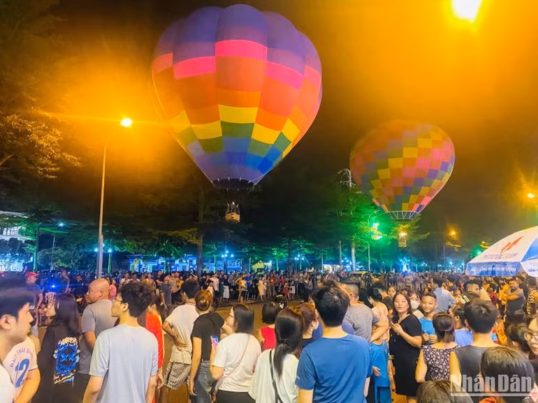 Trình diễn khinh khí cầu tại Tuần du lịch tỉnh Thái Bình được tổ chức ở công viên Kỳ Bá.