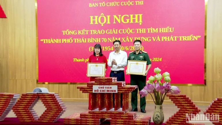 Lãnh đạo Ủy ban nhân dân thành phố Thái Bình trao giải Nhì cuộc thi cho 2 cá nhân là cán bộ Ban Chỉ huy quân sự thành phố và Đảng bộ phường Đề Thám.