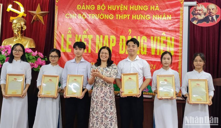 Đồng chí Trần Thị Vân, Trưởng Ban Tuyên giáo Huyện ủy Hưng Hà trao Thư khen của Bí thư Huyện ủy cho các đảng viên trẻ là học sinh.