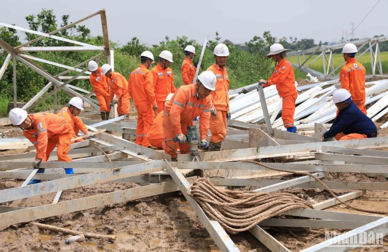 Thời tiết mưa nắng thất thường, nhưng không chùn bước người lao động trên công trường xây dựng đường dây 500kV tại Thái Bình.