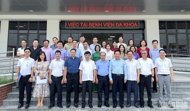 Đoàn công tác Bộ Y tế chụp ảnh lưu niệm với cán bộ ngành y tế tỉnh Thái Bình và tập thể y, bác sĩ Bệnh viện đa khoa huyện Tiền Hải.