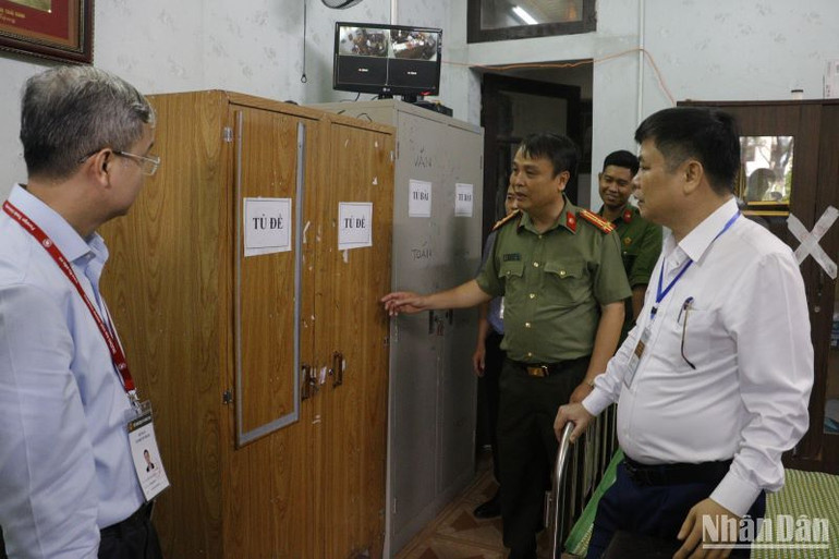 Phó Chủ tịch Ủy ban nhân dân tỉnh Thái Bình Phạm Văn Nghiêm kiểm tra khu vực để tủ đựng đề thi của điểm thi Trường THPT Phụ Dực (huyện Quỳnh Phụ).