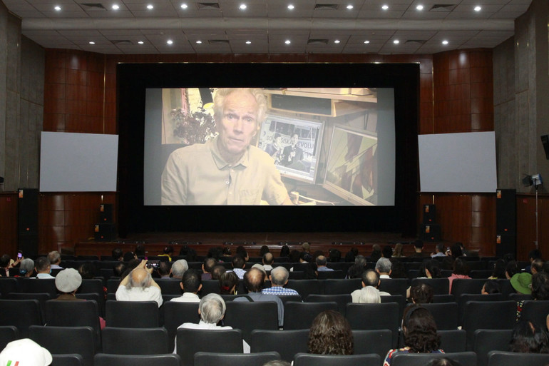 Đạo diễn Bo Öhlén chia sẻ trực tuyến tại buổi trao tặng phim. (Ảnh: Đại sứ quán Thụy Điển)