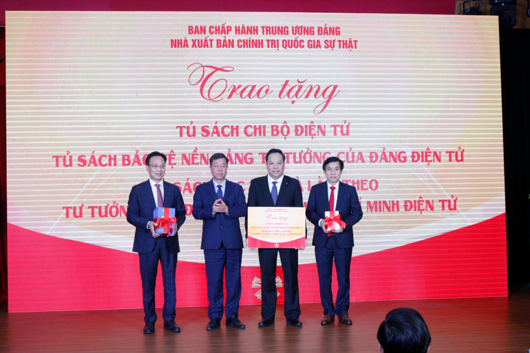 Đảng ủy Khối tiếp nhận Tủ sách Chi bộ điện tử. Đảng ủy Khối tiếp nhận Tủ sách Chi bộ điện tử.