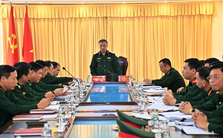 Trưởng Đoàn công tác của Tổng cục Chính trị phát biểu tại buổi làm việc với Bộ chỉ huy Bộ đội Biên phòng tỉnh Thanh Hóa.