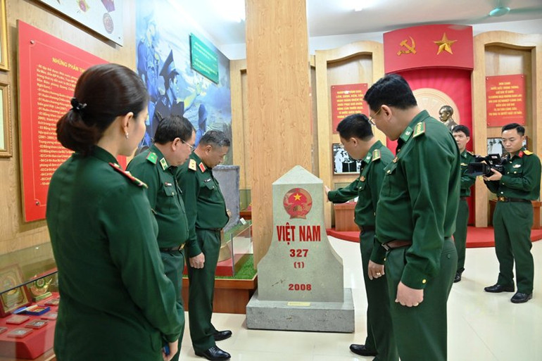 Các thành viên đoàn công tác tham quan hoạt động giáo dục truyền thống, chủ quyền quốc gia ở Bộ đội Biên phòng tỉnh Thanh Hóa.