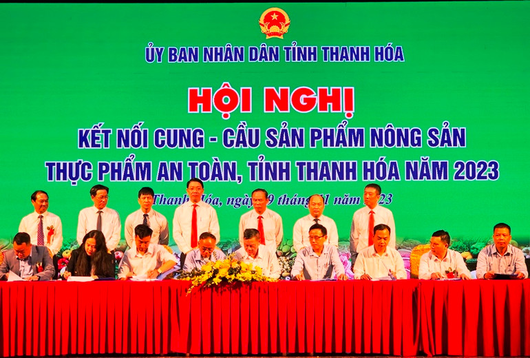 Các doanh nghiệp ký kết hợp tác sản xuất, tiêu thụ nông sản, thực phẩm an toàn.