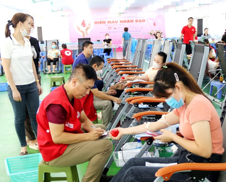 Công nhân lao động hiến máu tình nguyện. Công nhân lao động hiến máu tình nguyện.