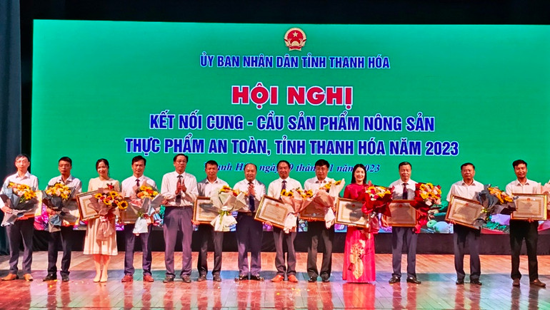 Tỉnh Thanh Hóa tặng Bằng khen cho các cá nhân có thành tích xuất sắc.