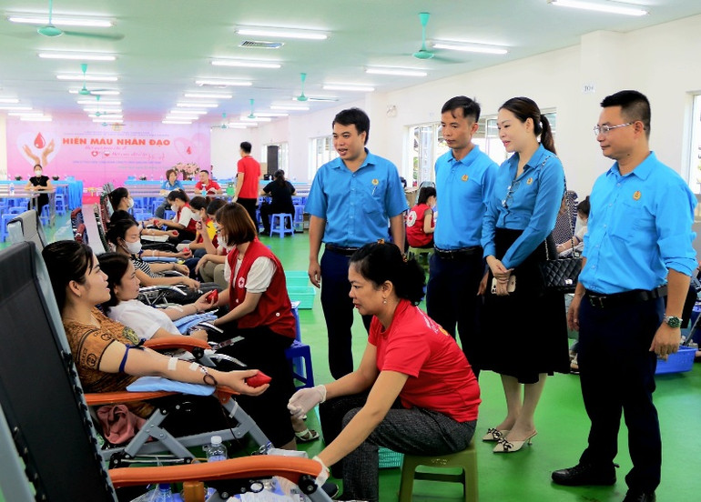 Cán bộ Công đoàn động viên công nhân, theo dõi hoạt động hiến máu tình nguyện. Cán bộ Công đoàn động viên công nhân, theo dõi hoạt động hiến máu tình nguyện.