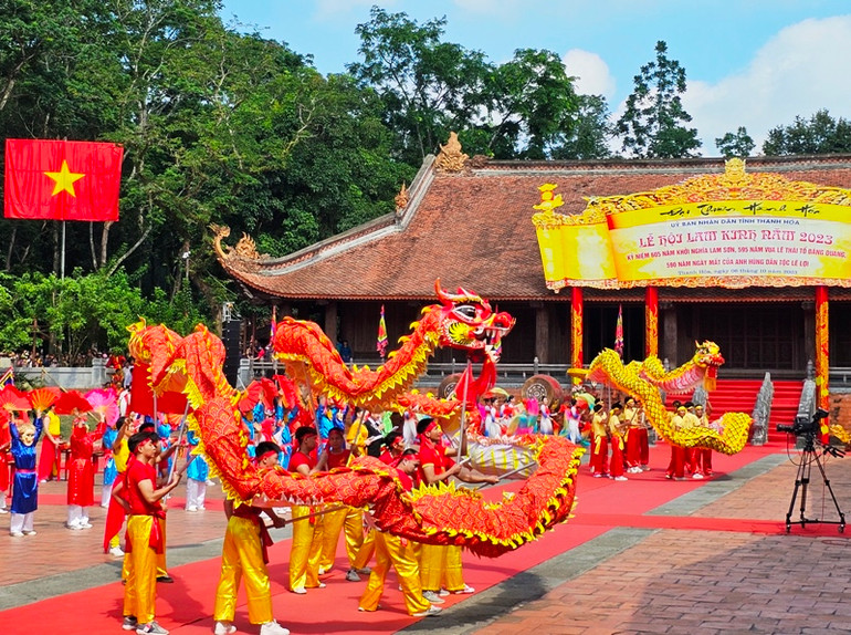 Múa Rồng tại lễ hội Lam Kinh. Múa Rồng tại lễ hội Lam Kinh.