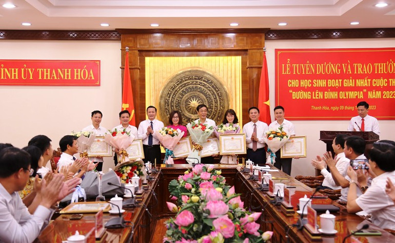 Lãnh đạo tỉnh Thanh Hóa tặng Bằng khen cho các cá nhân có thành tích xuất sắc trong hướng dẫn học sinh.