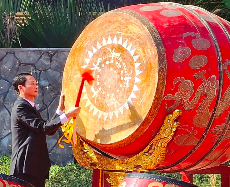 Chủ tịch Ủy ban nhân dân tỉnh Thanh Hóa nổi trống khai hội Lam Kinh 2023. Chủ tịch Ủy ban nhân dân tỉnh Thanh Hóa nổi trống khai hội Lam Kinh 2023.