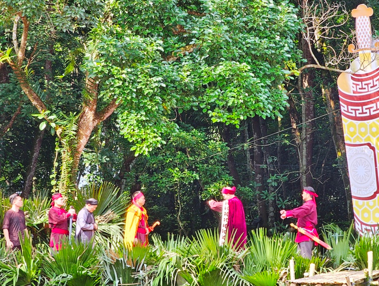 Tái hiện cảnh Lê Lợi khắc ghi công đức của Lê Lai "liều mình" cứu Chúa. Tái hiện cảnh Lê Lợi khắc ghi công đức của Lê Lai "liều mình" cứu Chúa.