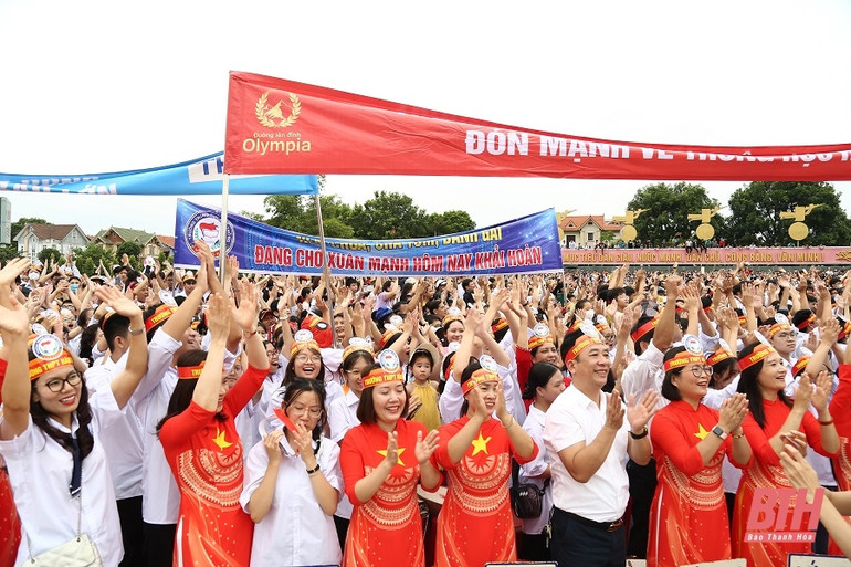 Người dân xứ Thanh cổ vũ, khích lệ Lê Xuân Mạnh thi Chung kết Đường lên đỉnh Olympia.